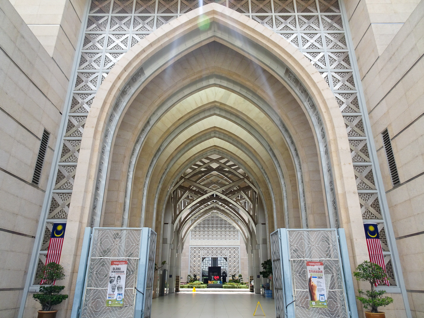 トゥアンク・ミザン・ザイナル・アビディン・モスク_13